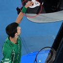 Djokovic xin lỗi vì chạm vào trọng tài